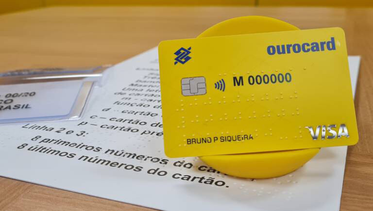 Banco do Brasil lança cartão totalmente em braile